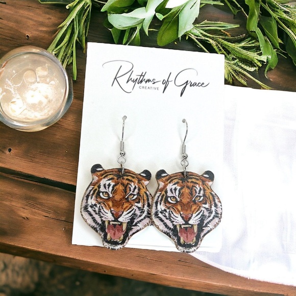 Roar with Style: NWT Tiger Earrings – Bold Animal Jewelry for Fashionistas! - Picture 4 of 5